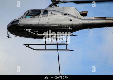 Ein Hubschrauber für den Transport von Strom- und Signaltürmen und anderen Lasten Stockfoto