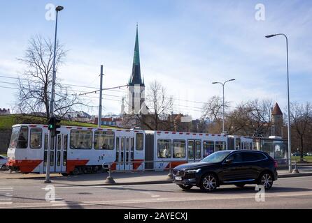 19. April 2019 in Tallinn, Estland. Niederflur-straßenbahn auf einer der Straßen der Stadt. Stockfoto