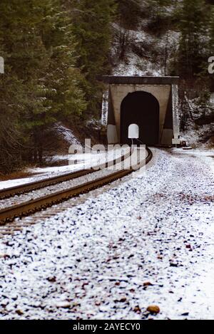 BNSF Railroad Tunnel 6, südlich von Troy, Montana. Die Burlington Northern and Santa Fe Railway wurde 1996 gegründet. Stockfoto
