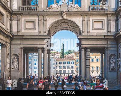 Firenze, Italien - 27. Mai 2017 - Blick auf die Touristen vor dem Tor zum Fluss Arno von der Piazza degli Uffizien Stockfoto