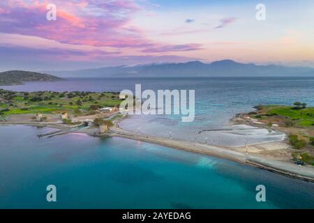 Luftaufnahme der alten Windmühlen und des Kanals in der Nähe des berühmten Sommerresorts Elounda, Ostkreta, Griechenland Stockfoto