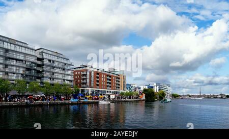 Festival in Dublin Docklands. Fluss Liffey mit modernen Gebäuden an den Ufern. Stockfoto