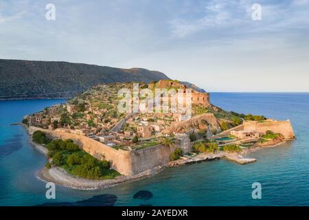 Luftaufnahme der Insel Spinalonga mit ruhigem Meer. Hier wurden isoliert Aussätzigen, Menschen mit der Hansen Krankheit, Golf von Elounda, Kreta, Griechenland. Stockfoto