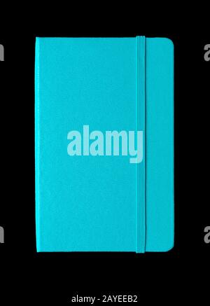Aqua Blue geschlossenes Notebook isoliert auf Schwarz Stockfoto