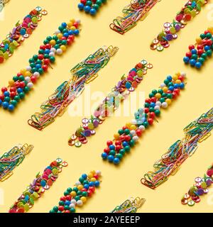 Schreibwaren bunte Stifte und Papier clips Muster. Stockfoto