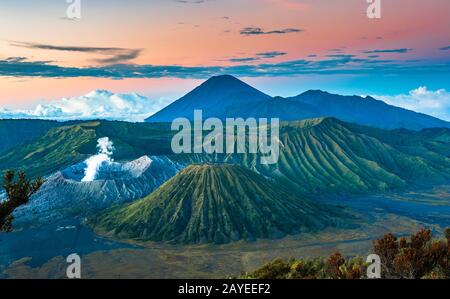 Bromo Vulkan bei Sonnenaufgang, Insel Java, Indonesien Stockfoto