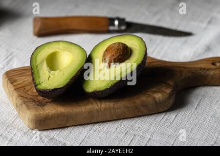 Avocado-Hälften auf einem Brett Stockfoto