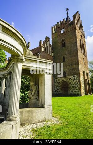 Kriegerdenkmal vor der Kirche, Linum, Land Brandenburg, Deutschland Stockfoto