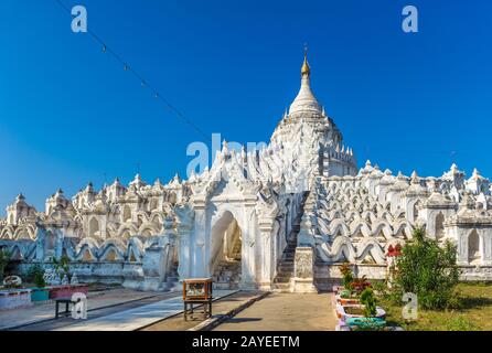 Die weißen Hsinbyume Pagode in der Nähe von Mingun, Mandalay, Myanmar. Stockfoto