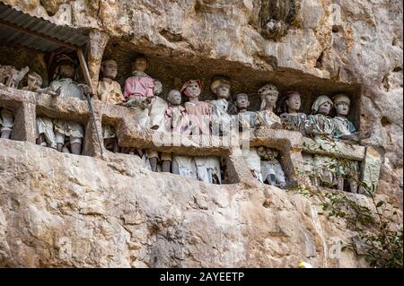 Tau Tau, hölzerne Statuen, die Toten am Begräbnis Höhle, Tana Toraja, Süd-Sulawesi, Indonesien Stockfoto