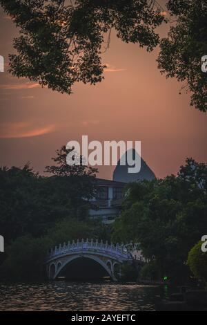 Sonnenuntergang über der Marmorbrücke am Shan Lake in Guilin Stockfoto