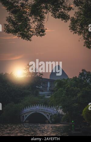 Sonnenuntergang über der Marmorbrücke am Shan Lake in Guilin Stockfoto