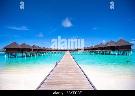 Wasser-Bungalows und Holzsteg auf den Malediven Stockfoto