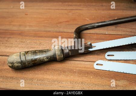 Eine ältere Handhacksäge mit zusätzlichen Sägeblättern Stockfoto