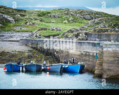 Fischerboote an der küste irelands auf der Halbinsel beara bei Ebbe Stockfoto