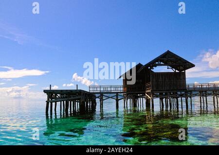 Anlegesteg in Arborek Raja Ampat Indonesia Stockfoto