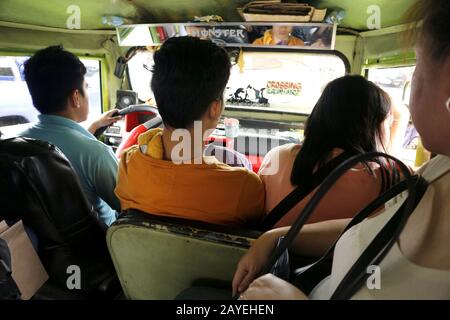 Antipolo City, Philippinen - 13. Februar 2020: Pendler innerhalb eines Passagierjeep. Stockfoto