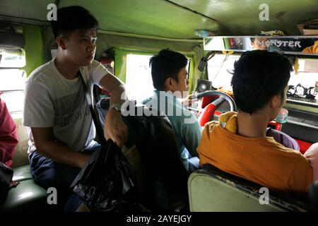 Antipolo City, Philippinen - 13. Februar 2020: Pendler innerhalb eines Passagierjeep. Stockfoto