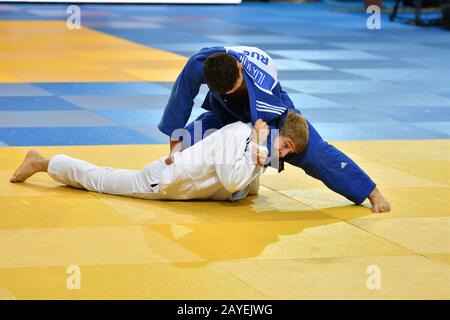 Orenburg, Russland - 21. Oktober 2016: Jungs treten in Judo beim allrussischen Judo-Turnier unter Bo an Stockfoto