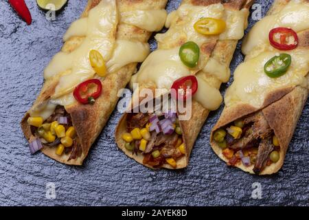 Überblick über Enchiladas auf Schiefer Stockfoto