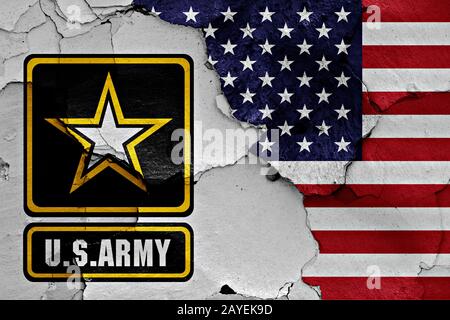 Flaggen der US-Armee und USA malte auf Risse an der Wand Stockfoto