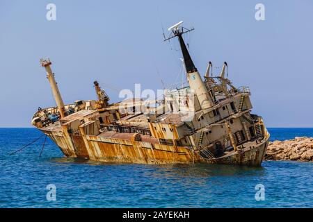 Altes Schiffswrack in Küstennähe - Paphos Zypern Stockfoto