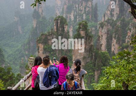 Wulingyuan, China - 27. Mai 2018: Touristen auf dem Pfad im Tianzi Avatar Mountains Naturpark Stockfoto