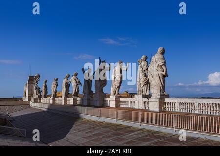 Statue auf der Basilika Sant Peters im Vatikan - Rom Italien Stockfoto