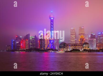 Shanghai, China - 21. Mai 2018: Ein Nachtblick auf die moderne Skyline von Pudong in Shanghai, China Stockfoto