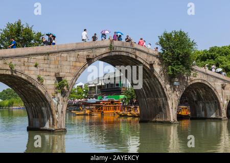 Shanghai, China - 23. Mai 2018: Brücke über den Kanal in der Wasserstadt Zhujiajiao Stockfoto