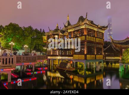 Shanghai, China - 22. Mai 2018: Alte Straße in der Nähe des Yuyuan-Gartens (Garten des Glücks) im Zentrum von Shanghai Stockfoto