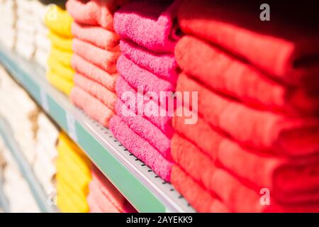 Stapel Handtücher im Bad Stockfoto