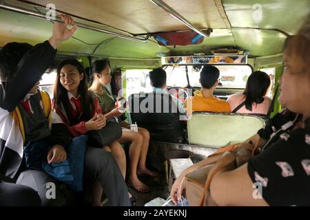 Antipolo City, Philippinen - 13. Februar 2020: Pendler innerhalb eines Passagierjeep. Stockfoto