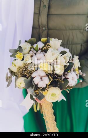 Hochzeitstrauß in den Händen der Brautleute. Nahaufnahme. Hochzeit Accessoires Bride Stockfoto