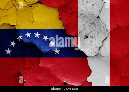 Flaggen von Venezuela und Peru malte auf Risse an der Wand Stockfoto