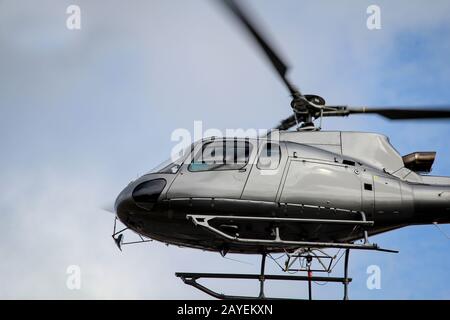 Ein Frachthubschrauber auf der Bahnbaustelle Köthen, Masttransport Stockfoto