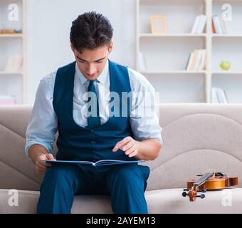 Junge Musiker Mann spielen Geige Üben zu Hause Stockfoto