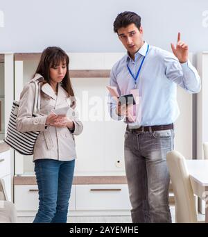 Verkäufer zu erklären, Frau Kunde im Möbelhaus Stockfoto