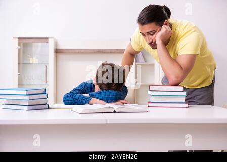 Vater, der seinen Sohn für Schule vorzubereiten Stockfoto