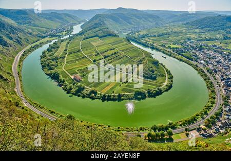 Mosel Biegung in der Nähe der Stadt Bremm, Deutschland Stockfoto