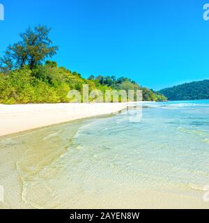 Panorama der Strand bei tropischen Insel. Stockfoto