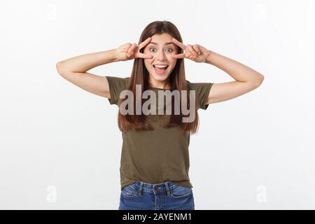 Junge Frau mit zwei Fingern, positiv oder Frieden Geste, auf Weiß. Stockfoto