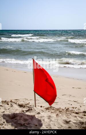 Flaggen am Strand weisen auf Gefahren wie Quallen, Unterstrom und andere Gefahren hin Stockfoto