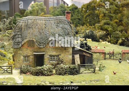 Modell eines englischen Cottages aus den 1930er Jahren im Pendon Museum, Long Wittenham in der Nähe von Didcot, Oxfordshire, England, Großbritannien. Die gesamte Anzeige wird als Vale Scene bezeichnet. Stockfoto