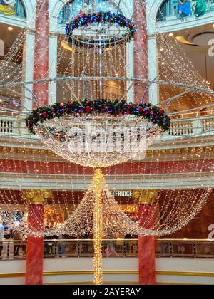 Weihnachtszeit Innenansicht des Intu Trafford Centre, Freizeitkomplex und Shopping-Ziel der Haute Couture in der Metropole Stockfoto