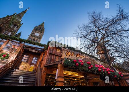 Weihnachtsmärkte in Albert Square in der Nähe des Rathauses von Manchester in der nortwest von England Stockfoto