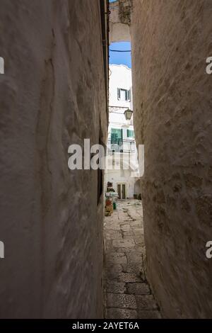 Eine Charakteristische enge Gasse im historischen Zentrum von Cisternino (Italty) Stockfoto