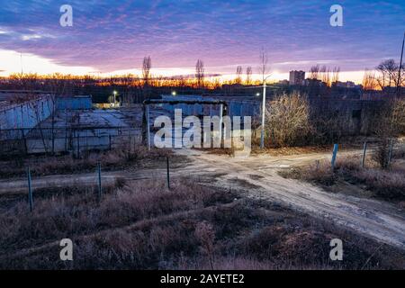 Alte verlassene Lastwagen- oder Traktorgaragen am Abend, Luftbild Stockfoto