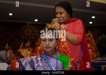 Hunderte von unterprivilegierten Bräuten und Bräuchen haben den Knoten in einer Massenfeier in Kolkata gefesselt, die von einer staatlich unterstützten NGO namens "Aloy Fera" finanziert wurde. In den letzten 9 Jahren organisieren sie solche kollektiven Hochzeitsfeierlichkeiten für arme Familien, die aufgrund finanzieller Probleme nicht in der Lage sind, die Hochzeit ihres Sohnes oder ihrer Tochter zu organisieren. Neben der Hochzeit ist diese Zeremonie ein Grund religiöser Harmonie. Daran nehmen Menschen aus allen Religionen Teil. Die diesjährige Zeremonie sieht mehr als 75 Paare aus hinduistischer, muslimischer und christlicher Gemeinschaft. Der indische Abgeordnete Sudip Bandyopadhyay eröffnet diese Massenhochzeit feierlich Stockfoto