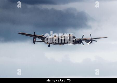 Royal Air Force Battle of Britain Memorial Flight Lancaster B2 Bomber auf dem Newcastle Festival of Flight, Nordirland, 2014 Stockfoto